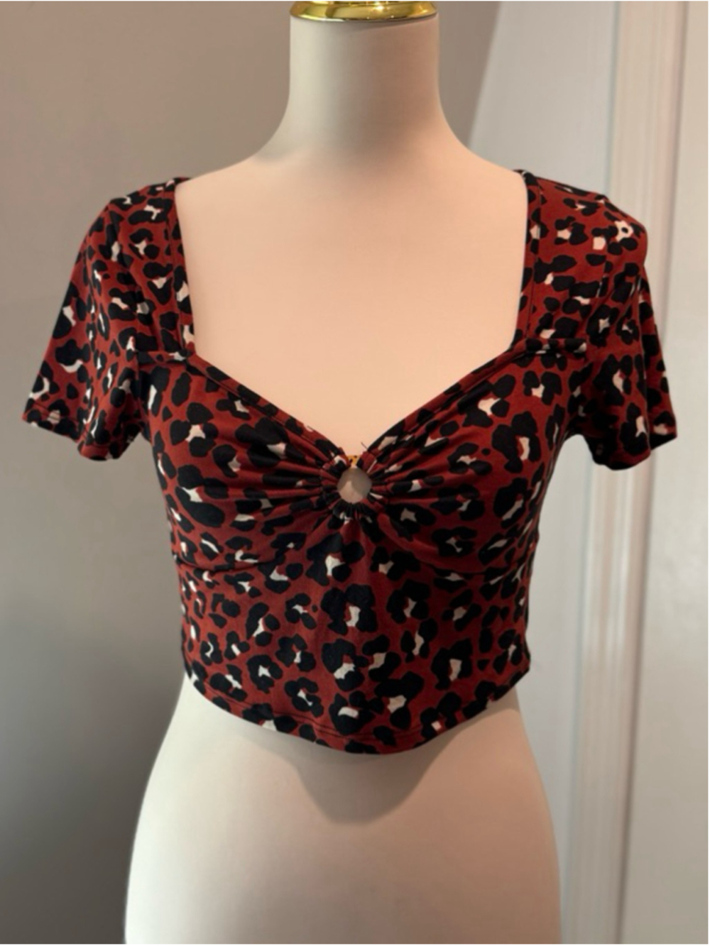 Love‎ J Red Leopard Print Ring Front Crop Top Short Sleeve Stretch Size M
